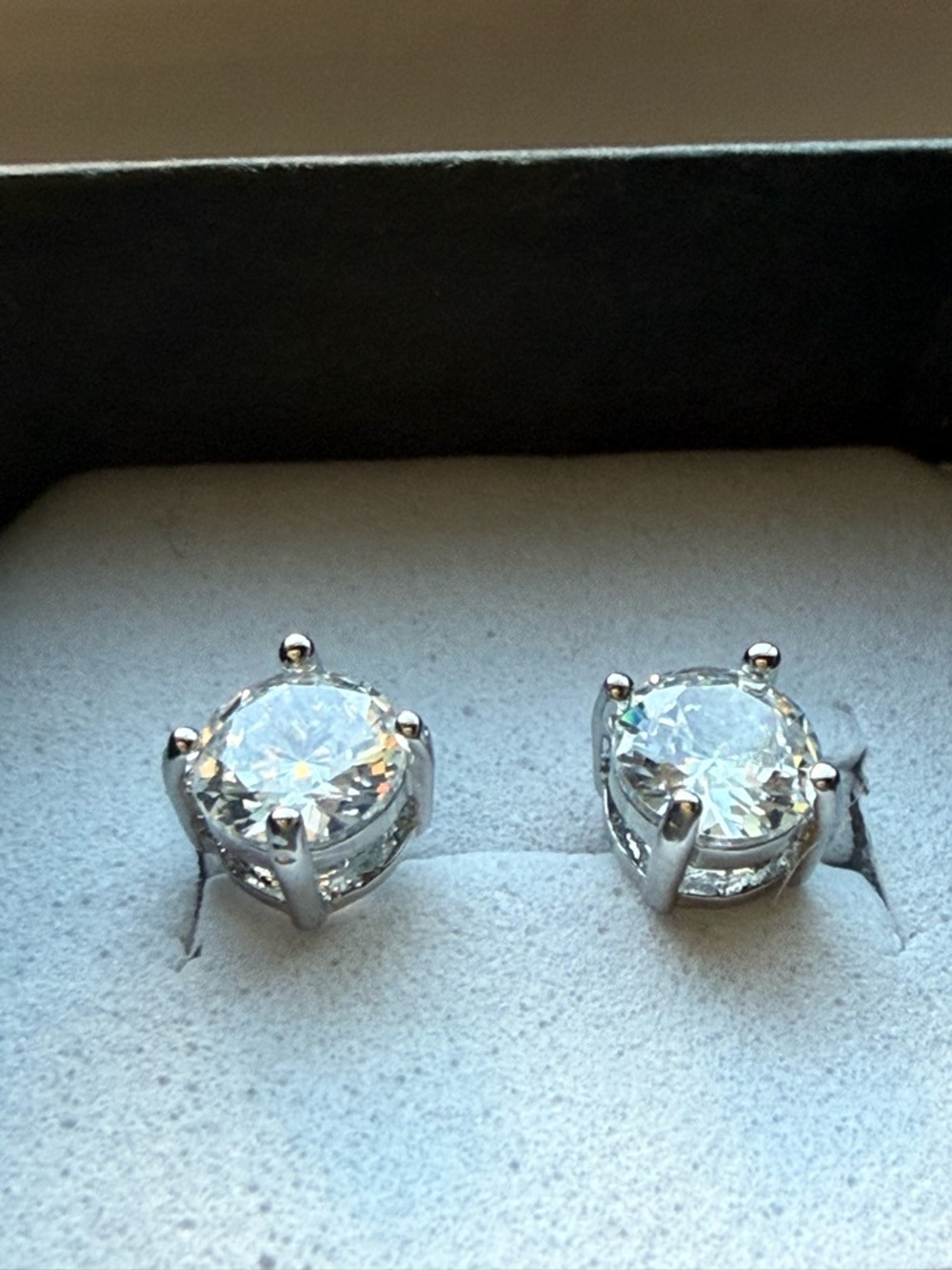 NEW! Classic 4 prong Crystal Round Stud Earrings - Women Jewelry